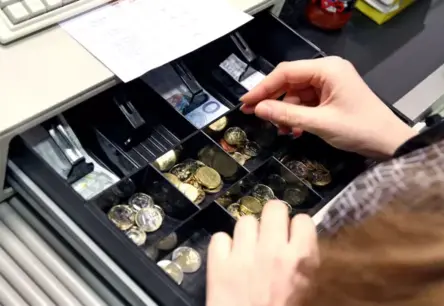 Latvijas mazumtirdzniecība maijā saskaras ar negaidītu kritumu: bažas par patērētāju noskaņojumu