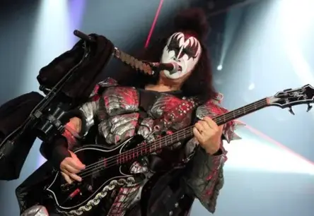 Leģendārais "Kiss" mūziķis Džīns Simonsi slimnīcā pēc autoavārijas Malibu