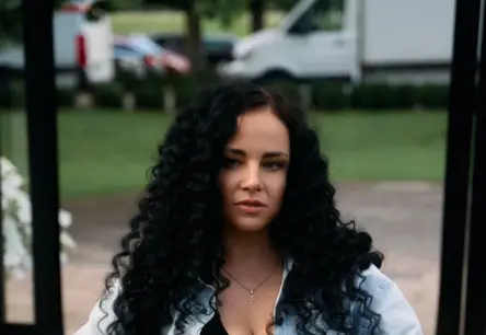 Leldes Kovaļovas jaunais romāns “Stalkere” – gaidīts lasāmvielas papildinājums pirms Ziemassvētkiem