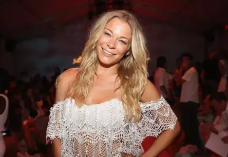 Līannai Raimsai Koncertā Izkrīt Zobi: Dīvas Drosme un Patiesība Uz Skatuves