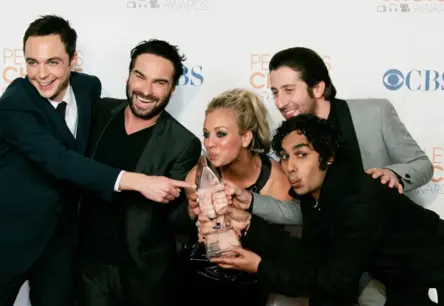 Lielā sprādziena teorijas visums paplašinās: jauni seriāli sola negaidītus pavērsienus un iemīļotu tēlu atgriešanos