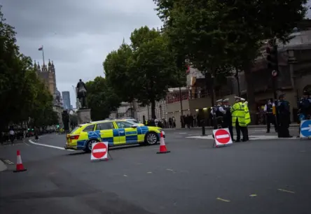 Lielbritānija aiztur trīs aizdomās par spiegošanu Krievijas labā, atgādinot par iepriekšējiem brīdinājumiem