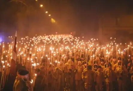 Liepājā atzīmē Lāčplēša dienu ar enerģisku “Raxtu Raxti” koncertu un iespaidīgu lāpu gājienu