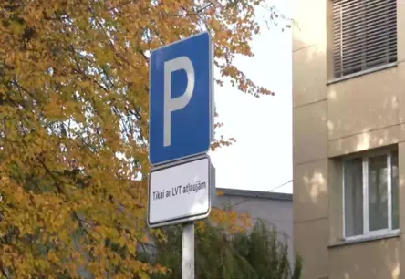 Liepājā pie tehnikuma – patvaļīgi novietota ceļazīme rada jautājumus