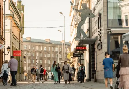 Liepājas Vēlēšanu Aina: No Kultūristiem līdz “Krievu Pasaules” Atbalsīm – Kas Cīnās par Ietekmi Vēja Pilsētā?