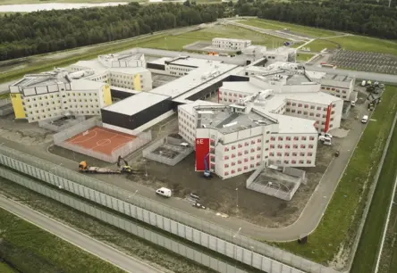 Liepājas cietums pabeigts pirms termiņa: Baltijas modernākā ieslodzījuma vieta sāks darbu 2026. gadā