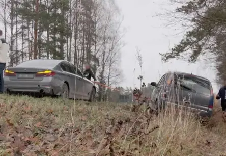 Liepājas šosejā noticis negadījums: sākotnējā aina maldinājusi, automašīnām konstatētas sadursmes pēdas