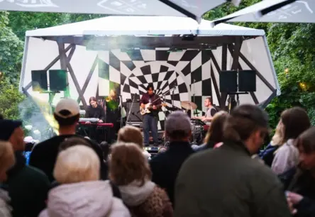 Lietus netraucē “Daydream Jazz” festivāla burvībai K.K. fon Stricka villā