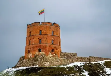 Lietuva kultūras krustcelēs: "Nemunas rītausma" un protesta mēnesis satricina valsti