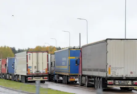Lietuva lūgs Baltkrievijai atļaut kravas automobiļiem šķērsot robežu
