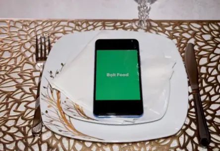 Lietuviešu mācītājs izmisumā – gatavs pelnīt iztiku, vadājot ēdienu ar “Bolt”