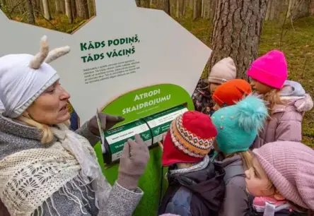 Līgatnes dabas takas aicina skolēnus izzināt dzīvnieku lomu latviešu folklorā nodarbībās “Kas mežā brīkšķināja?”