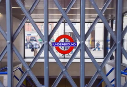 Londonas metro paralīze: Darbinieki pieprasa īsāku darba nedēļu, pilsēta iegrimst haosā