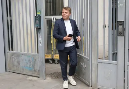 Luī Bojāra pulkstenis: Viltus ziņu uzliesmojums vai patiesa liekulība?