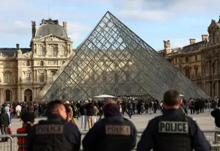 Luvras dārglietu zādzība: Apsargs, iespējams, palīdzējis zagļiem ar iekšējo informāciju