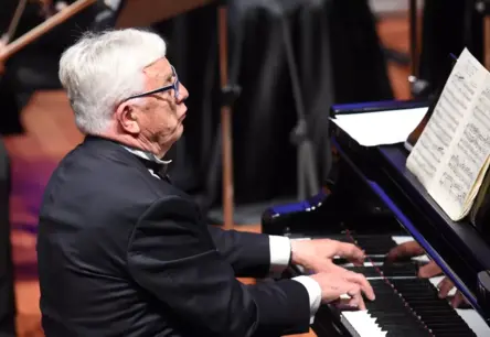 Maestro Raimonds Pauls Saņem Vēsturisko "Baltijas Balvu" par Mūža Ieguldījumu Mūzikā un Sabiedrībā