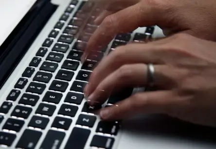 Mākslīgais intelekts cīnās ar deepfake draudiem: tehnoloģiju sacensības sabiedrības uzticamības vārdā