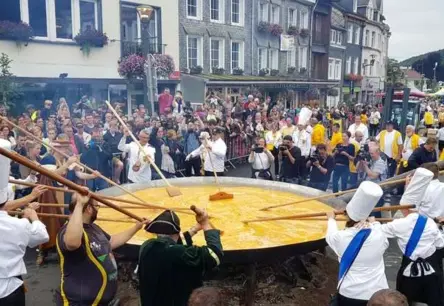 Malmedī notika iespaidīgs milzu omletes gatavošanas festivāls