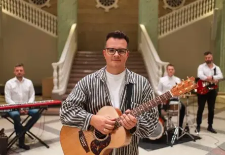 Mārtiņš Kanters ar singlu “Robežu nav” un dzejas krājumu “Cilvēcība” ieskandina jaunu radošās brīvības laikmetu