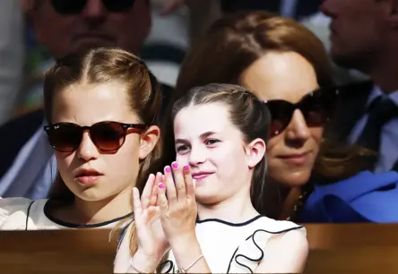 Mazā princese Šarlote lauž protokolu Vimbldonā: koši rozā nagi liecina par jaunas ēras iestāšanos karaliskajā ģimenē