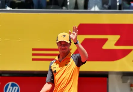 "McLaren" Triumfs Austrijā: Noriss un Piastri Dubultuzvarā, Verstapens Izstājas Pēc Drāmatiskas Sadursmes