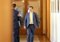 Medicīnas drāma "The Pitt" triumfē "Emmy" balvu pasniegšanā, pārspējot "Severance"