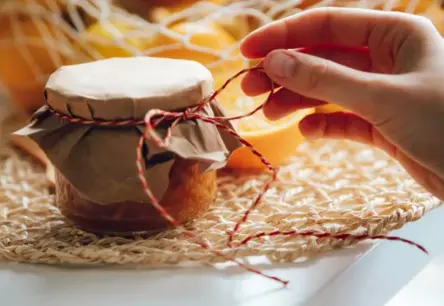 Medus, ievārījums un sinepes: vai tiešām jāmet ārā pēc derīguma termiņa beigām?