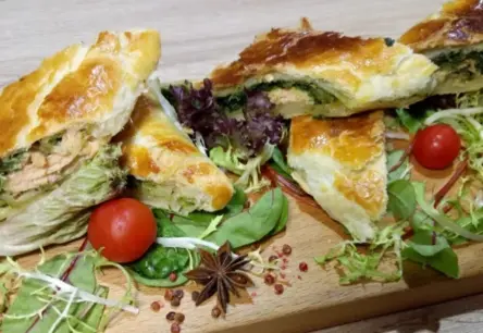 Meklējat izsmalcinātu maltīti? Pagatavojiet štrūdeli ar lasi un spinātiem!