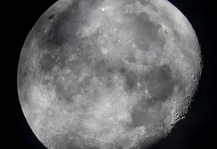 Mēness "burvība": Honkongas pētnieki atklāj tehnoloģiju ūdens un degvielas iegūšanai uz pavadoņa