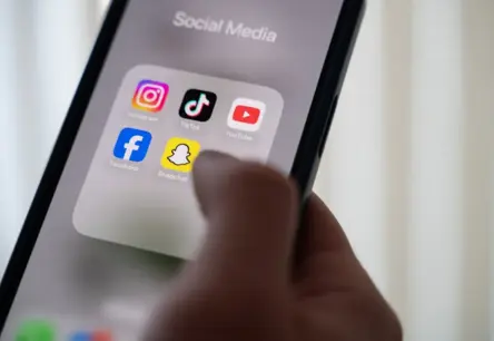 «Meta» un «TikTok» pievienosies Austrālijas jaunajiem noteikumiem par sociālo mediju lietošanu bērniem