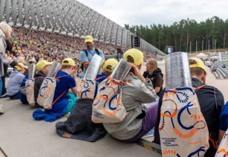 Mežaparka Lielajā estrādē izskan pirmās “te-aust” notis: jaunā paaudze ieaicina Dziesmu svētku mūžībā