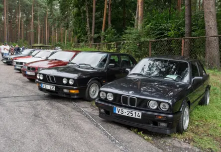 Mežciemā vēsturi atdzīvināja 200+ retro automašīnas un motocikli
