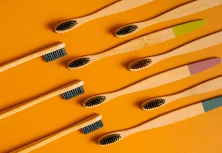 Mīklainās vibrācijas naktī: Kāpēc elektriskās zobu birstes sāk "dzīvot savu dzīvi" un biedē mājiniekus?