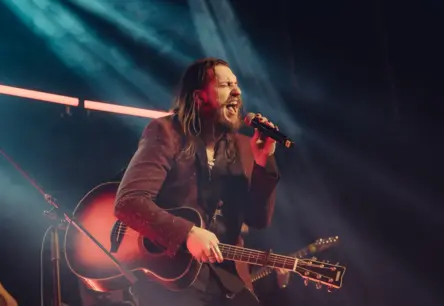 Miks Galvanovskis turpina albuma stāstu ar jaunu singlu par attiecībām