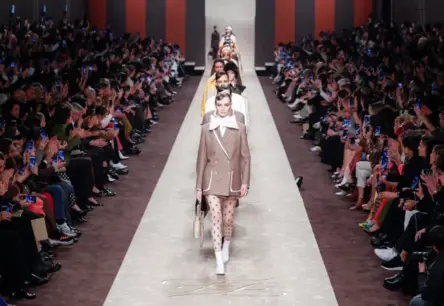 Milānas modes nedēļa atklājas ar Džordžo Armani jaunākās kolekcijas demonstrējumu