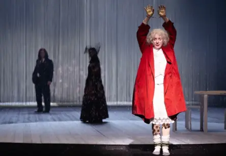 Miljardieris Pjotrs Avens apmeklē Dailes teātra izrādi «Dzen savu arklu pār mirušo kauliem»