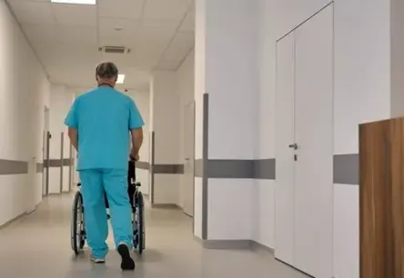 Ministru kabineta vēsturiskais lēmums: atsevišķām slimnīcām ļaus straujāk celt mediķu atlīdzību, lai glābtu veselības aprūpi