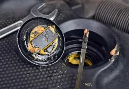 Mīti un Patiesība: Vai Šķidrāka Motoreļļa Patiešām ir Sliktāka un Vai Biezāka Klusina Motoru?