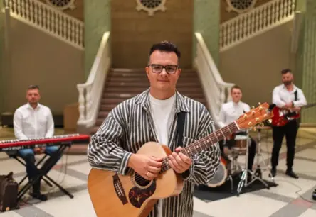 Mūziķis Mārtiņš Kanters debitē ar dzejas krājumu “Cilvēcība”: aicinājums uz patiesumu un sevis meklējumiem