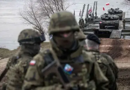 NATO stiprina austrumu robežu: jauna misija pret Krievijas dronu draudiem un militārās tehnikas kustība pierobežā