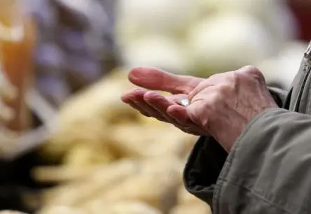 Nabadzība un finansiālās raizes: Gandrīz pusei Latvijas iedzīvotāju nav uzkrājumu neparedzētiem gadījumiem