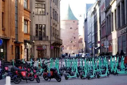 Nacionālā apvienība ierosina nakts aizliegumu koplietošanas elektroskūteriem