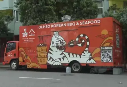 Nākotnes ēdiens uz riteņiem: ASV robotfurgons gatavo maltīti brauciena laikā