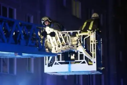 Naktī Rīgā liesmas pārņēma dzīvojamo māju: ap 50 cilvēku steidzīgi evakuēti