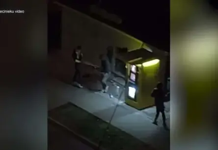 Nakts laikā nepilngadīgie aplaupa kiosku, zūd spirts