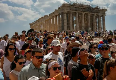 Ne-ES tūristi glābj Grieķijas tūrismu: ES ceļotāju skaits krītas, tēriņi aug