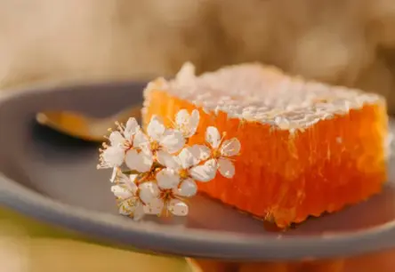 Ne tikai gardums: Kā medus var uzlabot jūsu skaistumu, mieru un enerģiju