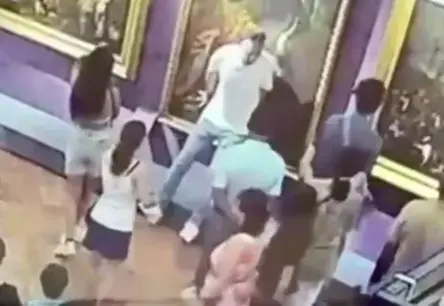 Neapdomīgas pašbildes cena: tūrists sabojā 300 gadu vecu gleznu Ufici galerijā Florencē