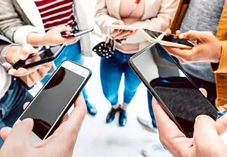 Neļaut sevi noķert tīklā: Lindas Dombrovskas aicinājums uz mediju pratību un atbildību digitālajā laikmetā