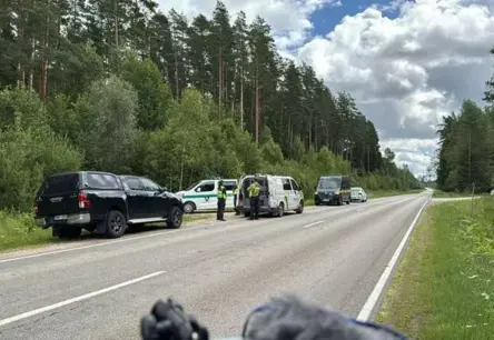 Nelegālo imigrantu pārvadātāja bēgšana beidzas ar šausminošu avāriju pie Latvijas-Baltkrievijas robežas